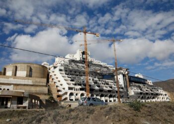 La Junta de Andalucía se enfrenta al Gobierno y no expropiará su suelo para derribar el Algarrobico