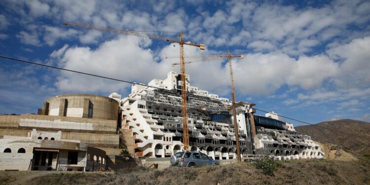 La Junta de Andalucía se enfrenta al Gobierno y no expropiará su suelo para derribar el Algarrobico
