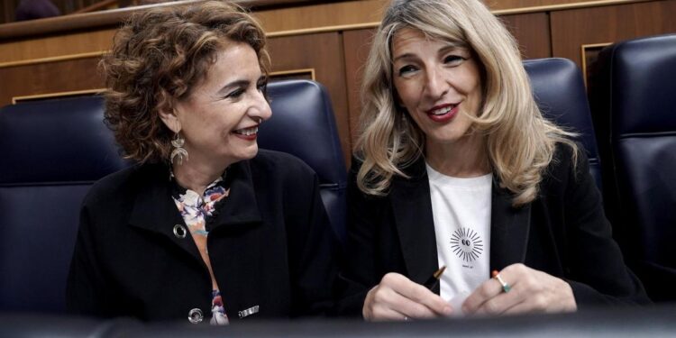 Montero y Díaz ultiman un acuerdo para evitar que el nuevo salario mínimo tribute en el IRPF