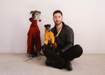 Los galgos ya no cazan, ahora visten ‘made in Spain’: ‘Hay días que he acabado pasando frío por ponerle mi abrigo al perro’