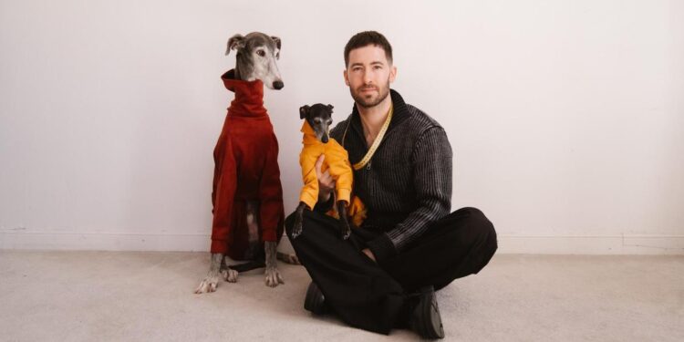 Los galgos ya no cazan, ahora visten ‘made in Spain’: ‘Hay días que he acabado pasando frío por ponerle mi abrigo al perro’