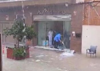 Alerta naranja por fuertes lluvias que asolan el municipio murciano de Águilas: nueve rescatados de sus coches atascados en una rambla