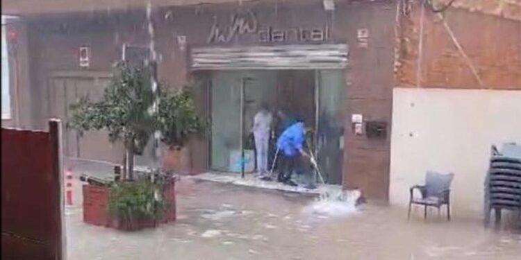 Alerta naranja por fuertes lluvias que asolan el municipio murciano de Águilas: nueve rescatados de sus coches atascados en una rambla