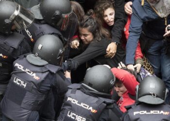 La Audiencia de Barcelona confirma la amnistía a los 46 policías nacionales investigados por las cargas del 1-O