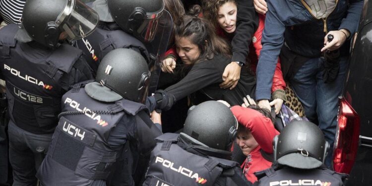 La Audiencia de Barcelona confirma la amnistía a los 46 policías nacionales investigados por las cargas del 1-O