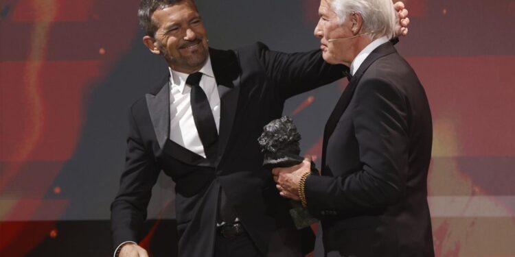 Richard Gere alerta de la existencia de ‘lugares oscuros en todos lados’: ‘España es mi nuevo hogar’