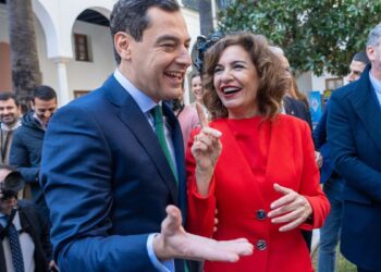 Juanma Moreno reitera su rechazo a la quita de deuda a Cataluña y acentúa su confrontación con Montero