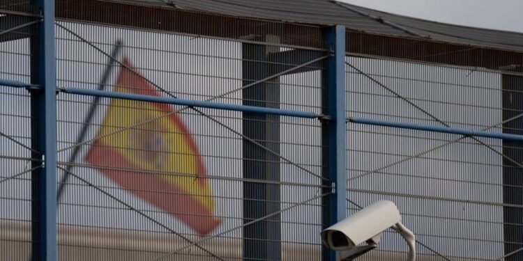 Los sindicatos policiales piden la dimisión de Marlaska por la cesión de la inmigración a Catalunya y anuncian acciones judiciales