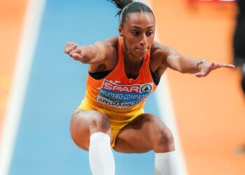 Ana Peleteiro se asoma al oro en triple y el 4×400 mixto roza el bronce