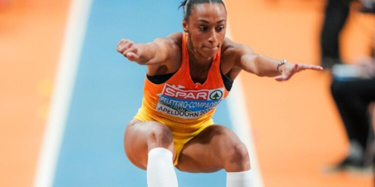 Ana Peleteiro se asoma al oro en triple y el 4×400 mixto roza el bronce