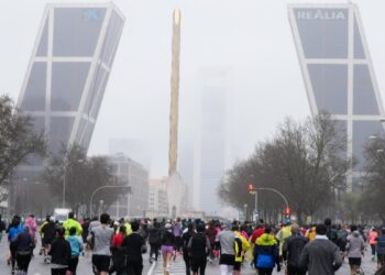 Reyes Estévez y Sara Reglero, ganadores de una 15km Metlife Madrid Activa de récord