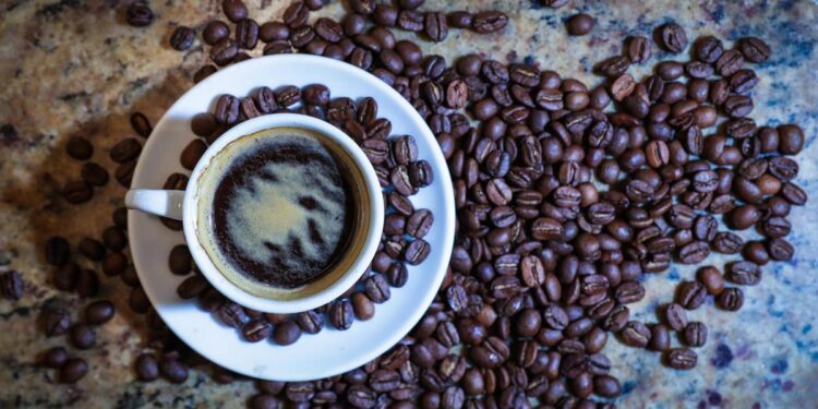 El café en máximos históricos: el rally del 40% que sacude al mercado global