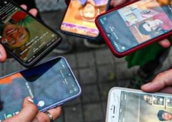 Los menores españoles pasan más de un día a la semana pegados a la pantalla