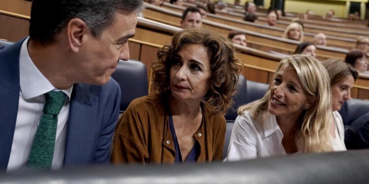 El choque dentro del Gobierno por el impuesto al SMI divide al PSOE y complica aún más los Presupuestos