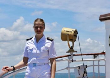 Zarzuela distribuye nuevas imágenes de la princesa Leonor en el ‘Juan Sebastián Elcano’ antes de atracar en América