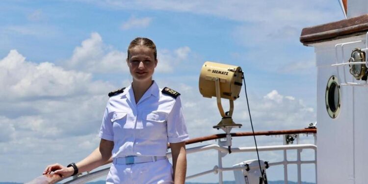 Zarzuela distribuye nuevas imágenes de la princesa Leonor en el ‘Juan Sebastián Elcano’ antes de atracar en América