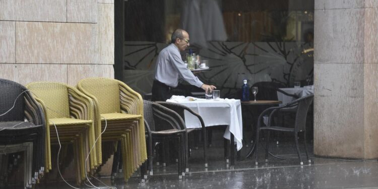 El empleo vuelve a acelerar en febrero y suma 100.000 nuevos ocupados, el segundo mejor dato en 17 años