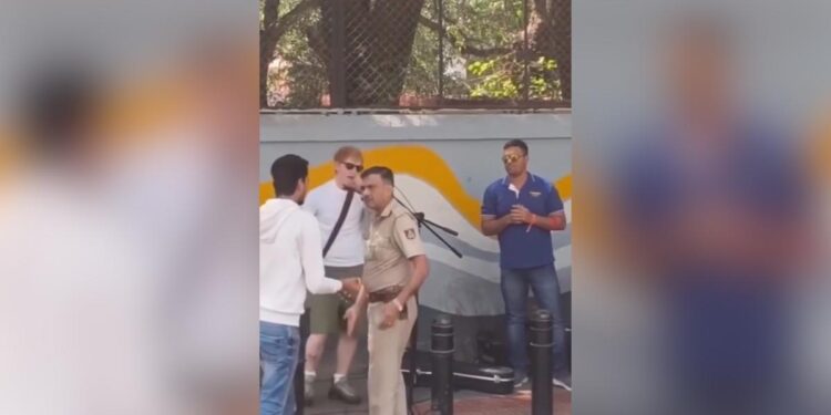 La policía india echa a Ed Sheeran de un concierto improvisado en las calles de Bangalore
