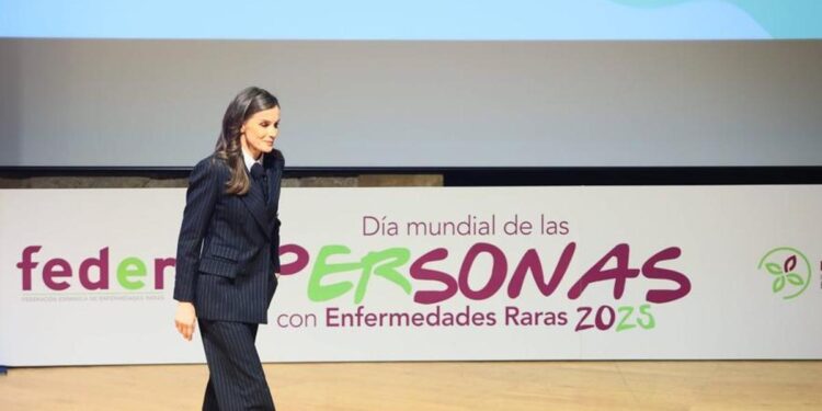 Letizia se suma a la tendencia de llevar traje con lazo a modo de corbata (y que ya lucieron celebridades como Melania Trump)