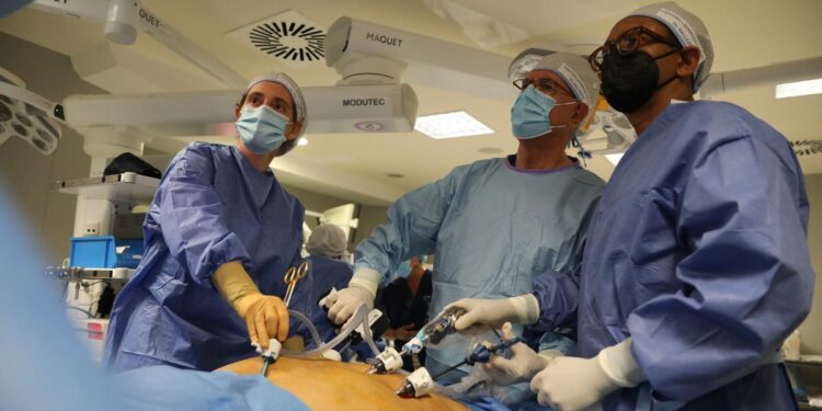 Los médicos que trabajan solo en la sanidad privada, más satisfechos que si lo compaginan con la pública