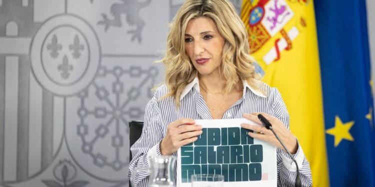 Choque en el Gobierno por el IRPF del SMI: Díaz acusa a Montero de decidir a sus espaldas y anuncia una ley para corregirla