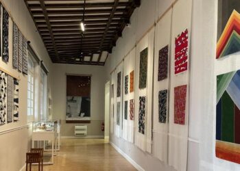 Dior, Kenzo, Rabanne… La artista Mako Artigas expone sus diseños textiles en Madrid