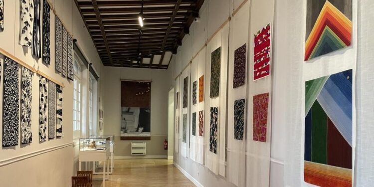 Dior, Kenzo, Rabanne… La artista Mako Artigas expone sus diseños textiles en Madrid