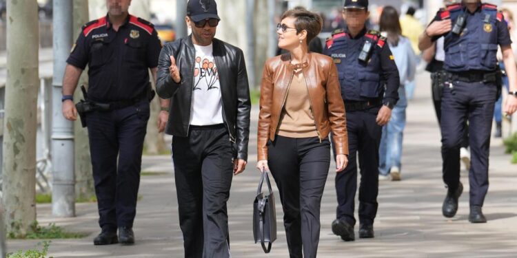 Las feministas contra la exculpación de Alves: ‘Ni acompañar a un hombre al baño le da derecho a agredirte sexualmente’