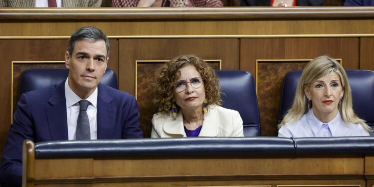 Montero defiende ante Díaz la tributación del SMI en pleno choque dentro del Gobierno