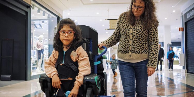 La Paz y el 12 de Octubre, los primeros hospitales de Madrid que incorporarán exoesqueletos para niños con problemas de movilidad