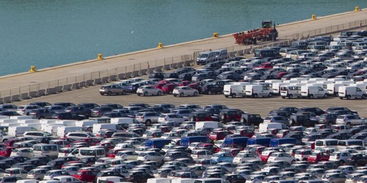 El tráfico de los puertos españoles sufre el frenazo europeo en la venta de coches
