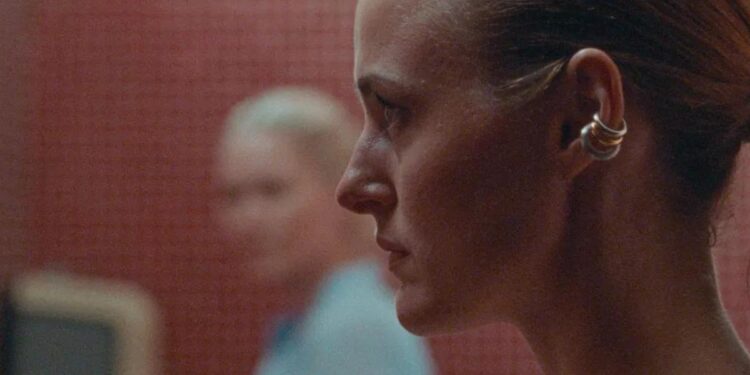 Crítica de ‘La tutoría’: Un virus que atraviesa generaciones