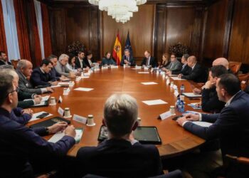 Feijóo da su apoyo en persona a los representantes de la Policía y la Guardia Civil en su rechazo al pacto de inmigración PSOE-Junts