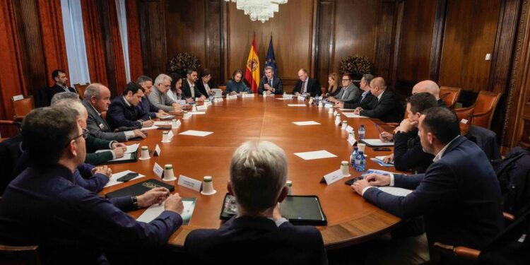 Feijóo da su apoyo en persona a los representantes de la Policía y la Guardia Civil en su rechazo al pacto de inmigración PSOE-Junts