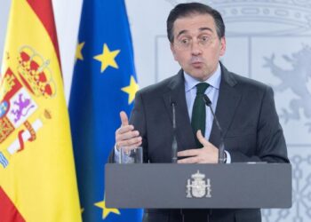 Albares insta a los del ‘no a la guerra’ a que lo digan en Moscú, no en Bruselas ni en Madrid