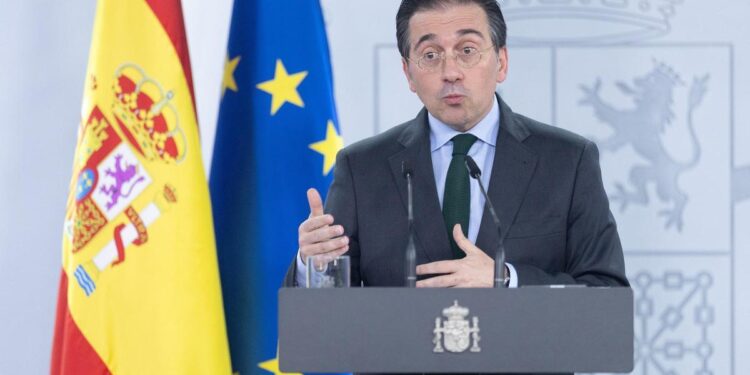 Albares insta a los del ‘no a la guerra’ a que lo digan en Moscú, no en Bruselas ni en Madrid