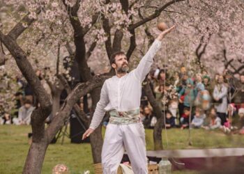 Qué hacer en Madrid esta semana: danza con la floración de los almendros, un ‘musical’ sobre Chavela Vargas, los paisajes fotográficos de Ellen Kooi…