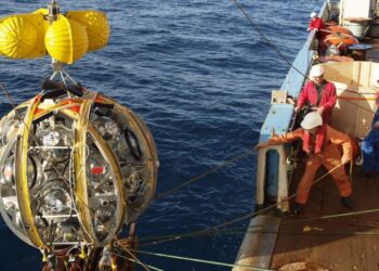 Detectado el neutrino cósmico más energético jamás observado: una partícula de más allá de la Vía Láctea que ha chocado contra el Mediterráneo