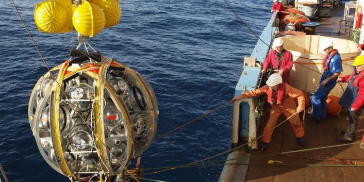 Detectado el neutrino cósmico más energético jamás observado: una partícula de más allá de la Vía Láctea que ha chocado contra el Mediterráneo
