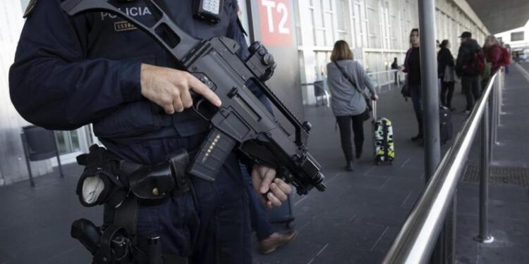 Los Mossos consiguen extender su presencia en el aeropuerto del Prat a la zona de seguridad de los pasajeros, equipajes y pistas