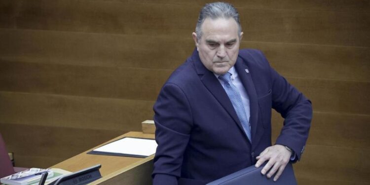 Gan Pampols, ‘solo’ en las Corts valencianas: la oposición tumbará su primer decreto sobre la DANA