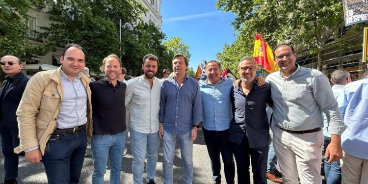 Juanma Moreno actúa y ordena investigar al número dos del PP de Sevilla para frenar otra guerra interna