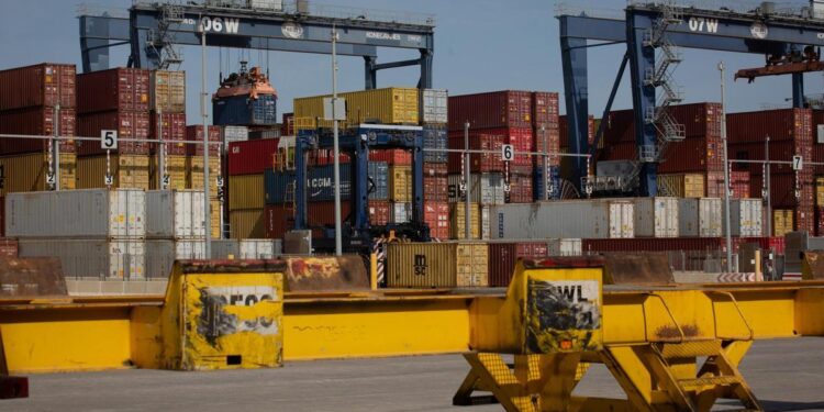 China y Canadá responden a los aranceles de Trump con tarifas a los productos estadounidenses