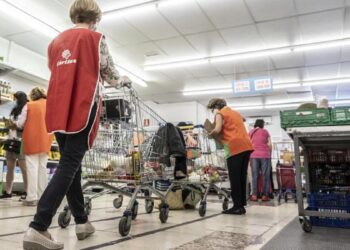 La OCU alerta sobre el aumento de familias vulnerables en España: esta es la razón