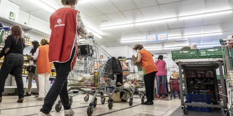 La OCU alerta sobre el aumento de familias vulnerables en España: esta es la razón