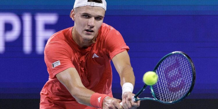 Mensik da la campanada al conquistar el Miami Open y deja a Djokovic sin su título 100