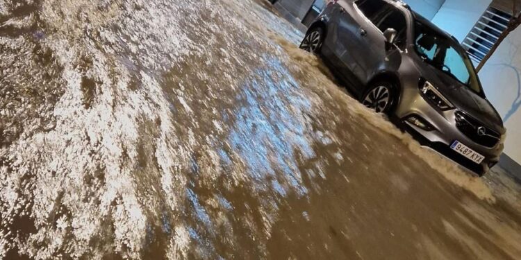 Noche pasada por agua en Barajas con riadas y calles inundadas por las fuertes lluvias