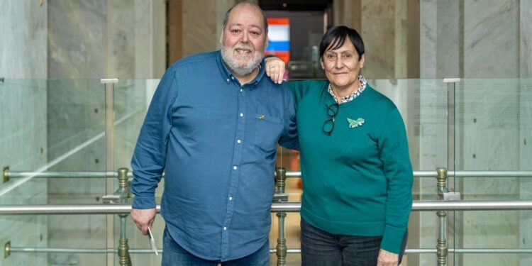 Fundaron una editorial y ahora triunfan con sus exclusivos ‘cromos’ de artistas: ‘Hay quien los revende en Wallapop por 300 euros’