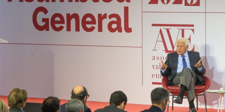 Felipe González, contra Montero por la quita de deuda: ‘Quien está sentado en la caja no puede ser candidato’