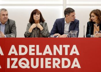 Sánchez logra cerrar filas tras el pacto con Junts y deja solos en su rechazo a Page, Gallardo y Felipe González